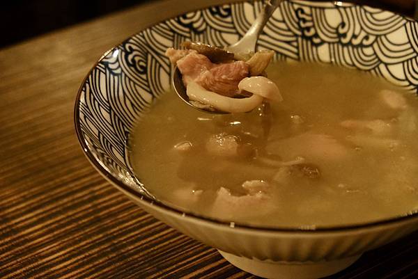 隱藏在東區的何方小院！體驗溫馨餐酒館的重乳酪蛋糕、松露蟹肉蛋