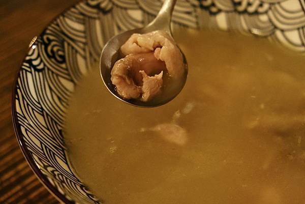 隱藏在東區的何方小院！體驗溫馨餐酒館的重乳酪蛋糕、松露蟹肉蛋