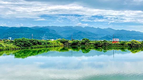 宜蘭景點｜宜蘭頭城｜下埔綠色隧道旁的復刻雲山水：湖光山色倒影如畫，放空忘憂好去處！ - 輕旅行