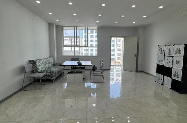 粮贸大厦4室2厅161㎡43.8万二手房图片