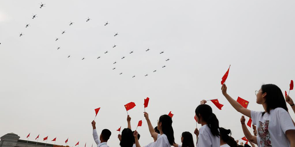 Aeronaves militares sobrevoam Praça Tian'anmen em escalões para celebrar centenário do PCC