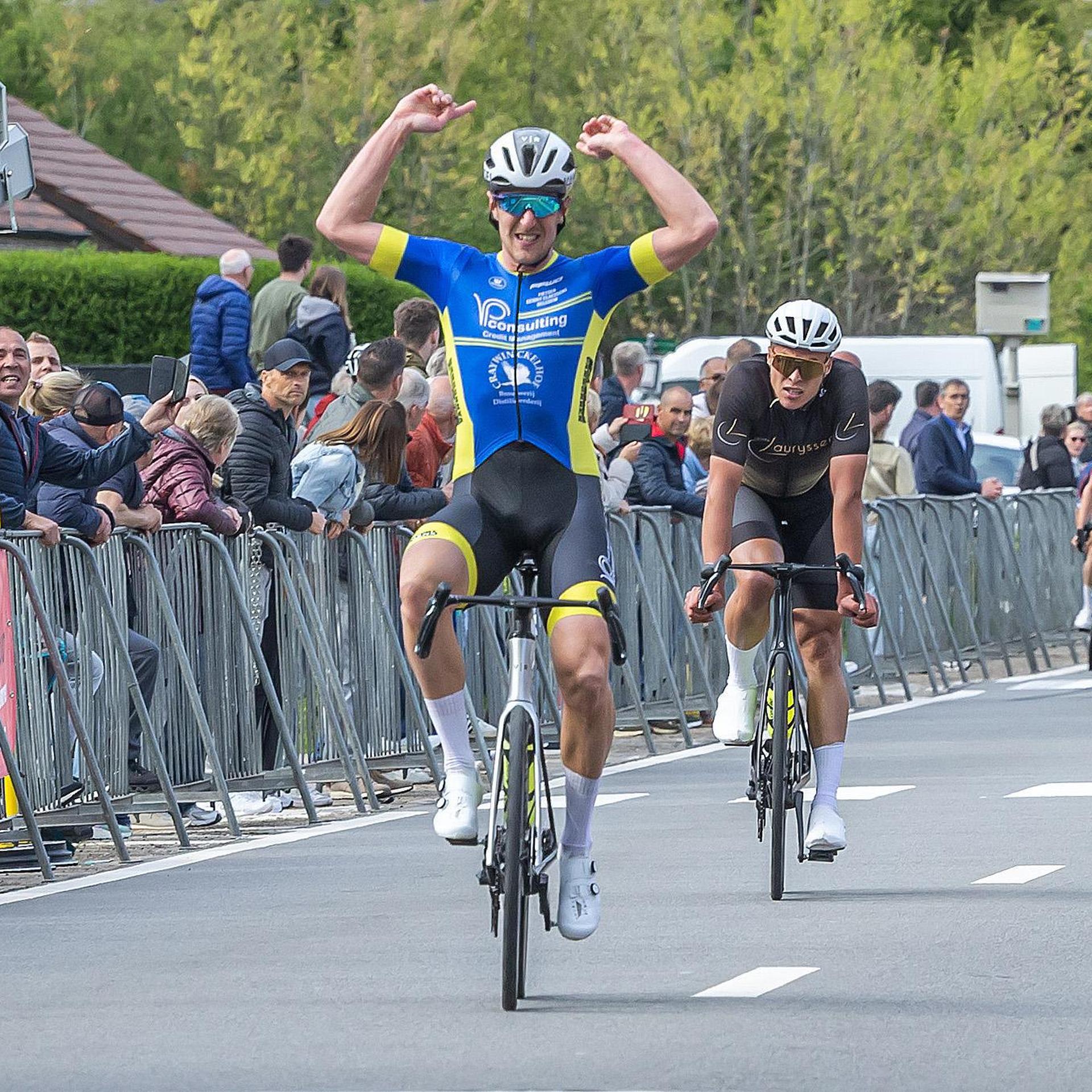 Joren Segers nam helemaal op het einde afstand van het peloton.