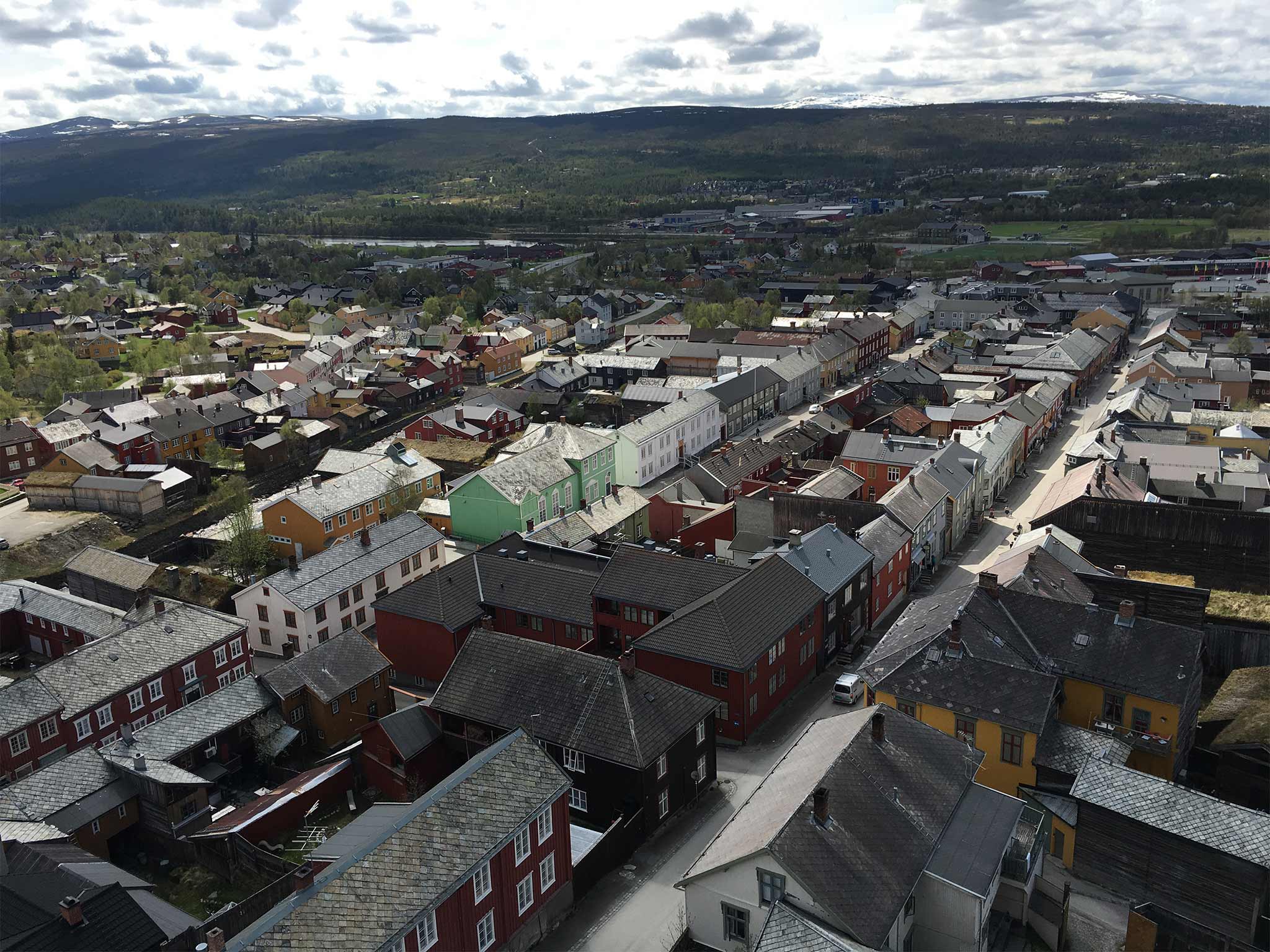 Luftfoto av Røros sentrum og fjellene i bakgrunnen