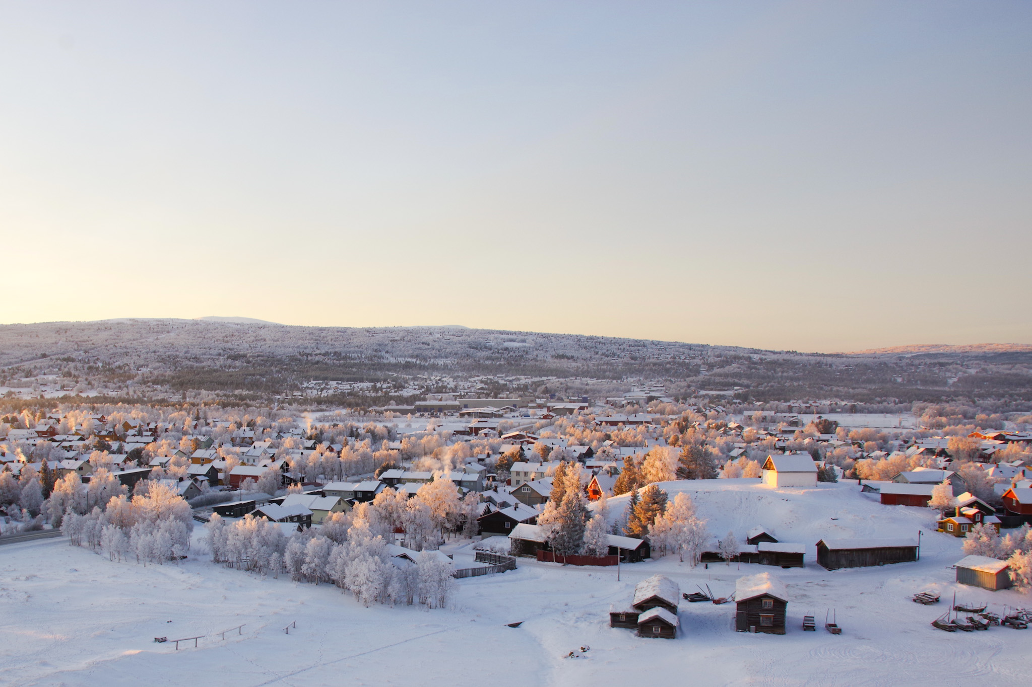 Oversiktsfoto av boligbebyggelse i Røros sentrum om vinteren