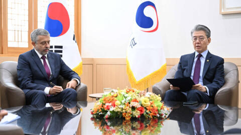 South Korean Vice Foreign Minister Kim Hong-kyun, at right, speaks to Russian ambassador to South Korea Georgy Zinoviev at the Foreign Ministry in Seoul.