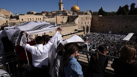 يهود بالقرب من الحائط الغربي في القدس القديمة يقيمون صلوات تلمودية بمناسبة عيد العرش 20/10/2024