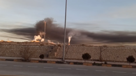 Screenshot of a video published on January 26 showing Jajarm Aluminum Factory, 9 km east of Jajarm City, Iran emitting heavy smoke after burning mazut instead of gas to run its machinery.