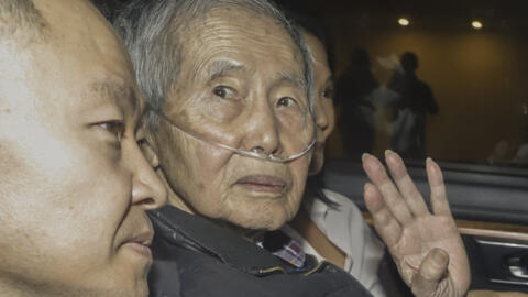 L'ancien président du Pérou Alberto Fujimori est assis entre ses enfants Kenji et Keiko à sa sortie de la prison de Barbadillo, dans la banlieue de Lima, le 6 décembre 2023.