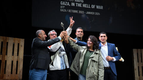 Le journaliste palestinien de l'AFP Adel Zaanoun, le photojournaliste palestinien Mohammed Abed, le photographe palestinien Mahmud Hams, la photographe palestinienne Mai Yaghi et le vidéaste palestinien Belal AlSabbagh tiennent le « Trophée photo - Prix du jury international décerné par Nikon » lors de la cérémonie de remise des prix dans le cadre de l'édition 2024 du Prix Bayeux Calvados-Normandie des correspondants de guerre, à Bayeux, dans le nord-ouest de la France, le 12 octobre 2024.