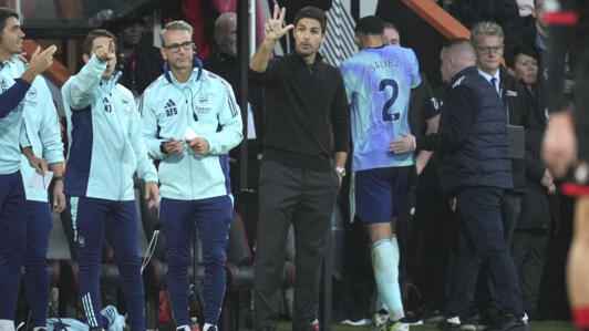 Mikel Arteta, coach d'Arsenal (au centre) donne des instructions tandis que le joueur William Saliba (de dos) quitte le terrain après avoir été expulsé, le samedi 19 octobre 2024.