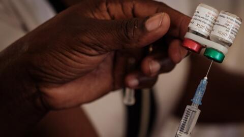 Préparation d'une injection du premier vaccin contre le paludisme, le RTS S, lors d'une phase pilote au Kenya en mars 2023.