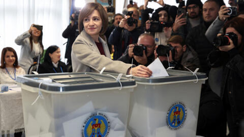 La présidente sortante et candidate à la présidence de la Moldavie, Maia Sandu, dépose ses bulletins de vote dans un bureau de vote, alors que le pays organise une élection présidentielle et un référendum sur l'adhésion à l'Union européenne, à Chisinau, en Moldavie, le 20 octobre 2024. 