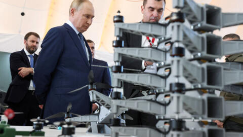 Le président russe Vladimir Poutine visite une installation de production de drones du Centre technologique spécial de Saint-Pétersbourg, en Russie, le 19 septembre 2024.