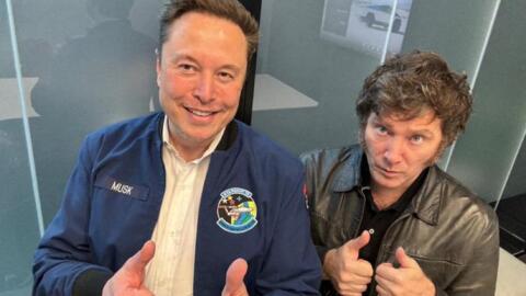 El presidente argentino Javier Milei (derecha.), autoproclamado libertario, y el jefe de X y Tesla, Elon Musk, que comparte varios de sus puntos de vista, en una reunión en Estados Unidos en abril de 2024.