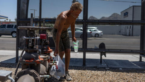 Un hombre intenta refrescarse mientras se espera que las temperaturas superen los 43ºC en Phoenix, Arizona, el 6 de junio de 2024.