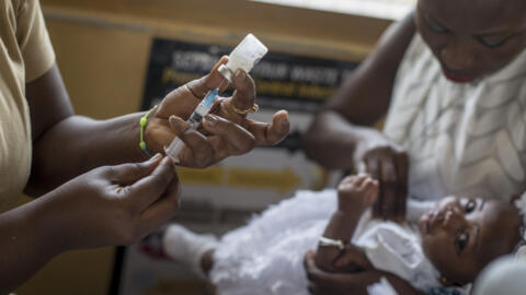 Campagne de vaccination contre le paludisme à la maternité de l'Ewin Polyclinic à Cape Coast au Ghana, le 30 avril 2019.