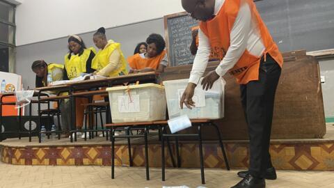 Mesa de voto na Escola Secundária Josina Machel, em Maputo. Eleições gerais de Moçambique de 9 de Outubro de 2024