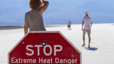 Una señal de Pare advierte a los turistas del calor extremo en Badwater Basin, el lunes 8 de julio de 2024, en el Parque Nacional del Valle de la Muerte, California.