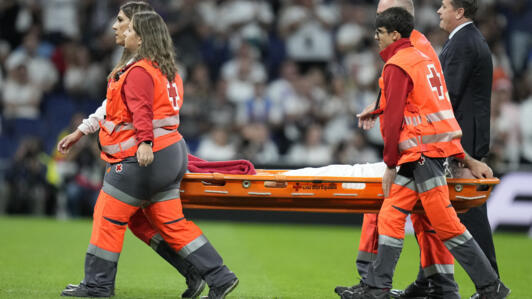 Dani Carvajal, del Real Madrid, es sacado del campo durante el partido de fútbol de La Liga entre el Real Madrid y el Villareal en Madrid, España, el sábado 5 de octubre de 2024. Los servicios médicos del Real Madrid le diagnosticaron rotura del ligamento cruzado anterior, rotura del ligamento colateral externo y rotura del tendón poplíteo en su pierna derecha. 
Ya fue operado y estará meses fuera de las canchas.