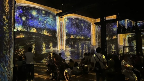 巴黎 Atelier des Lumières 里正在进行“梵高的星空”沉浸式展览