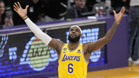 Vingt ans après son arrivée en NBA, LeBron James en est devenu le meilleur scoreur de tous les temps avec 38 390 points. Mardi 7 février 2023, Los Angeles.