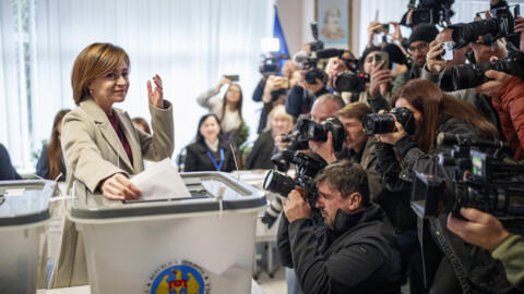 A presidente da Moldávia, Maia Sandu, vota na urna em Chisinau, Moldávia, no domingo (20), durante uma eleição presidencial que aconteceu ao mesmo tempo que um referendo sobre a inclusão na Constituição de uma via de adesão do país à União Europeia.