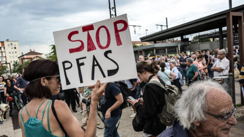 Манифестация против PFAS: протест в Оверни 26 мая 2024 года с требованием запретить вечные загрязнители во Франции и на международном уровне.