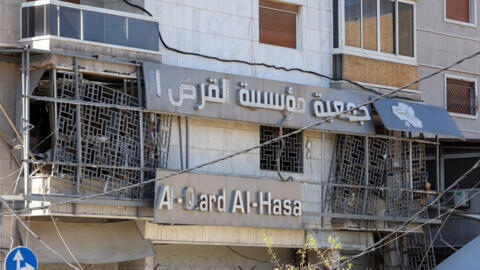 Vista de un edificio dañado que es una sucursal de Al-Qard al-Hassan, institución financiera vinculada a Hezbolá libanés, tras los ataques aéreos israelíes del domingo que alcanzaron varias sucursales de la institución, en medio de las hostilidades en curso entre Hezbolá e Israel.