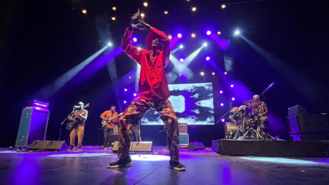 Jupiter & Okwess sur la scène du festival Africa en Bogotá, en Colombie, octobre 2024.