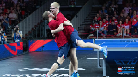 Les frères Félix et Alexis Lebrun célèbrent leur titre de champions d'Europe remporté face aux Suédois Anton Kallberg et Truls Moregard à Linz, le 20 octobre 2024.