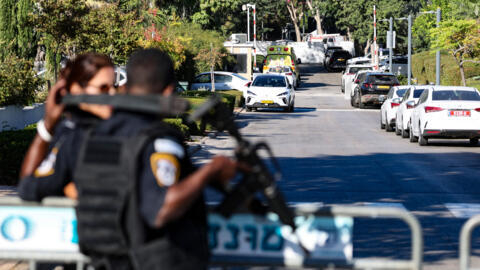 Fuerzas de seguridad israelíes montan guardia cerca de una barrera en una calle que conduce a la residencia privada del primer ministro, Benjamin Netanyahu, en Cesarea, el 19 de octubre de 2024.