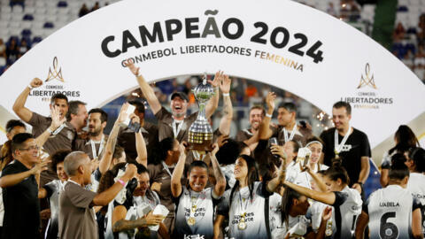 Las jugadoras del Corinthians celebran su triunfo en la final de la Copa Libertadores femenina en el estadio Defensores del Chaco en Asunción, Paraguay.