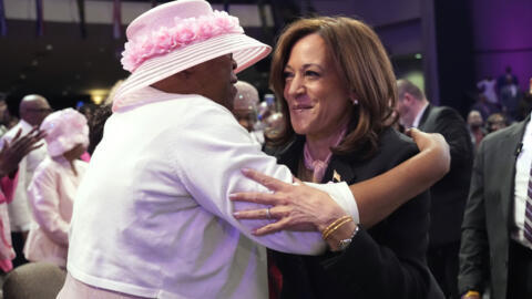 A vice-presidente dos Estados Unidos, Kamala Harris, recebe abraço de aniversário durante culto em igreja batista da Geórgia, neste domingo.