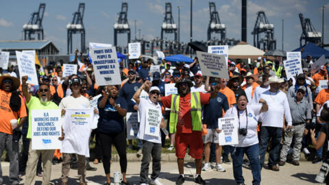 Trabajadores portuarios en el puerto estadounidense de Bayport, en Seabrook (Texas), el 1 de octubre de 2024.