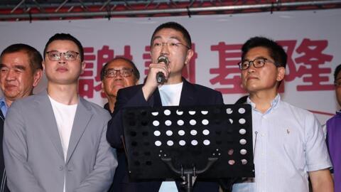 基隆市长罢免投票案闯关失败，市长谢国梁晚间现身向市民感谢。
2024年10月13日 照片