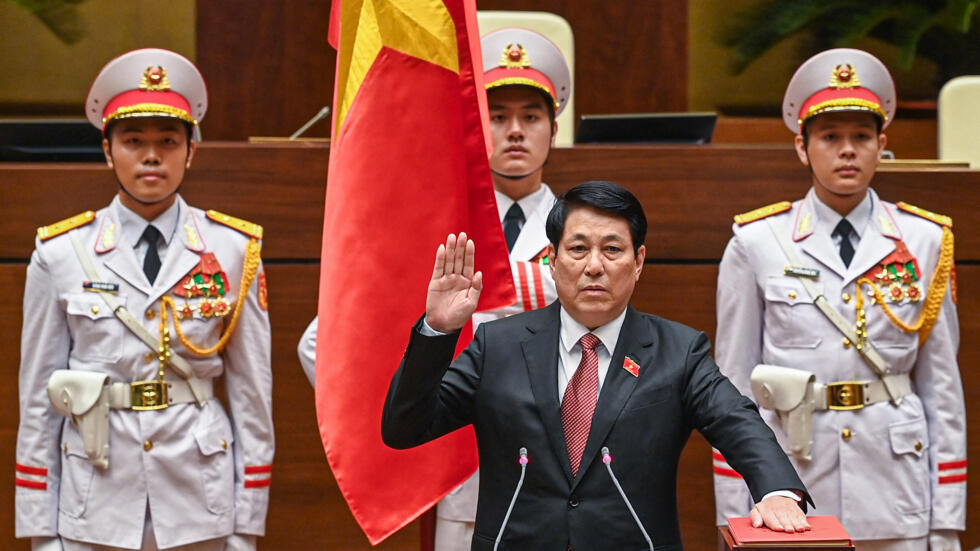 Đại tướng Lương Cường tuyên thệ nhậm chức chủ tịch nước, tại Quốc Hội, Hà Nội, Việt Nam.