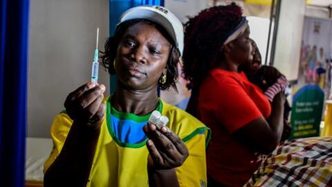 Un personnel de santé prépare une dose de vaccin antipaludique (image d'illustration).