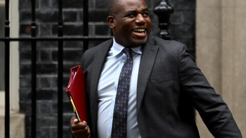 2024 年 10 月 15 日，英国伦敦，英国外交大臣大卫-拉米（David Lammy）走出唐宁街 10 号。拉米也于10月18-19日访问北京。