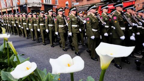 Sojojin Ireland na fareti a wurin bikin na yau