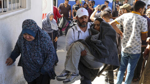 Des personnes blessées lors d'une opération israélienne dans le camp de réfugiés de Jabalia, dans le centre de la bande de Gaza, arrivent à l'hôpital arabe Al-Ahli, également connu sous le nom d'hôpital baptiste, dans la ville de Gaza, le 21 octobre 2024, alors que la guerre se poursuit dans le territoire palestinien entre Israël et le Hamas.