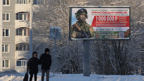 Реклама службы по контракту в вооруженных силах РФ, Гатчина в Ленинградской области, Россия 4 января 2024 г.