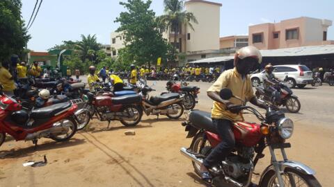 "Motos taxis" bɔlilaw.
