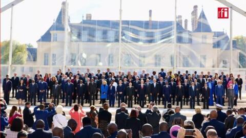 Le président français Emmanuel Macron et son épouse Brigitte, avec la secrétaire générale de la Francophonie Louise Mushikiwabo, posent ensemble avec les participants du 19e sommet de la Francophonie.