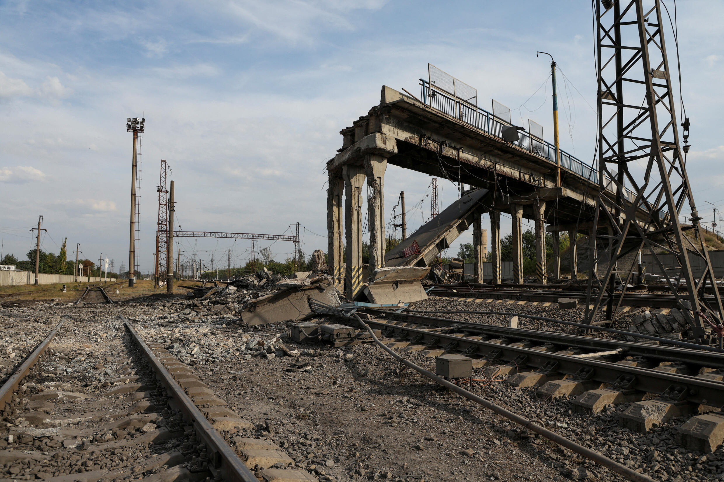 Зруйнований під час бойових дій міст у Покровську