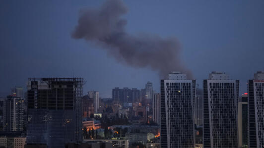 De la fumée s'élève dans le ciel au-dessus de la ville après un tir de missile russe à Kiev, en Ukraine, le 2 septembre 2024.