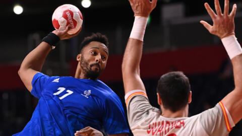 Timothey N'Guessan tire lors du match opposant l'Espagne à la France lors des Jeux olympiques de Tokyo 2020 au Yoyogi National Stadium de Tokyo le 30 juillet 2021