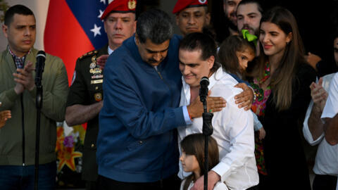 El presidente venezolano, Nicolás Maduro, y el empresario Alex Saab en el palacio presidencial de Miraflores en Caracas (Venezuela) después de ser liberado por Estados Unidos, el 20 de diciembre de 2023.