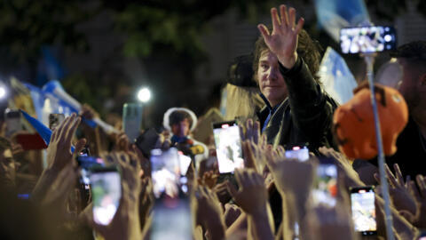 Javier Milei, candidat à la présidentielle en Argentine, salue ses partisans lors de son rassemblement de clôture de campagne à Cordoba, en Argentine, le jeudi 16 novembre 2023.