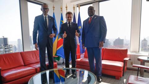 Rais wa Rwanda Paul Kagame, Rais wa Ufaransa Emmanuel Macron na Rais wa Jamhuri ya Kidemokrasia ya Kongo Felix Tshisekedi, wakiwa kwenye ujumbe wa kudumu wa Ufaransa kando ya kikao cha 77 cha Mkutano Mkuu wa Umoja wa Mataifa, Septemba 21, 2022 huko New York.