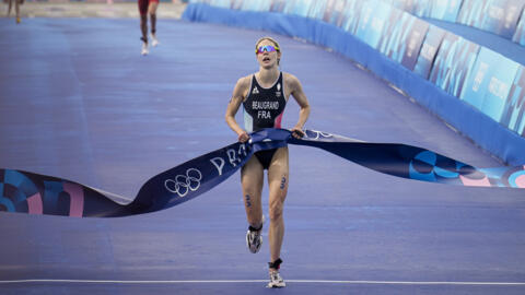 La triathlète française Cassandre Beaugrand, ici sur la ligne d'arrivée lors de sa victoire aux Jeux olympiques de Paris le 31 juillet 2024.